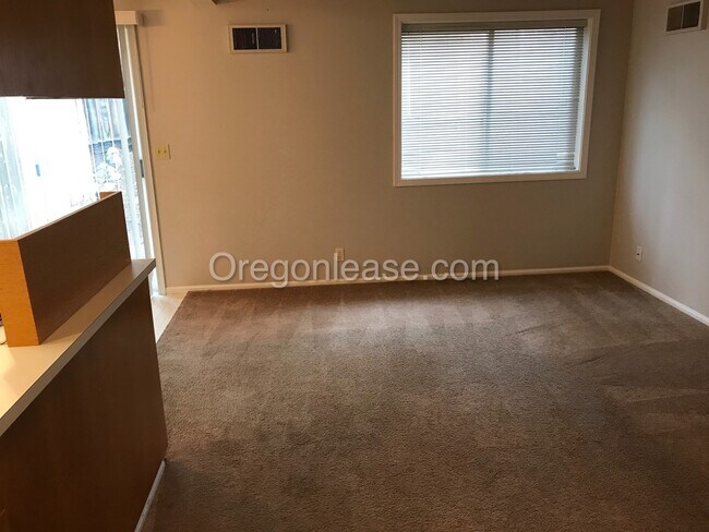 Building Photo - 3/2 Duplex Townhome in Thurston Hills