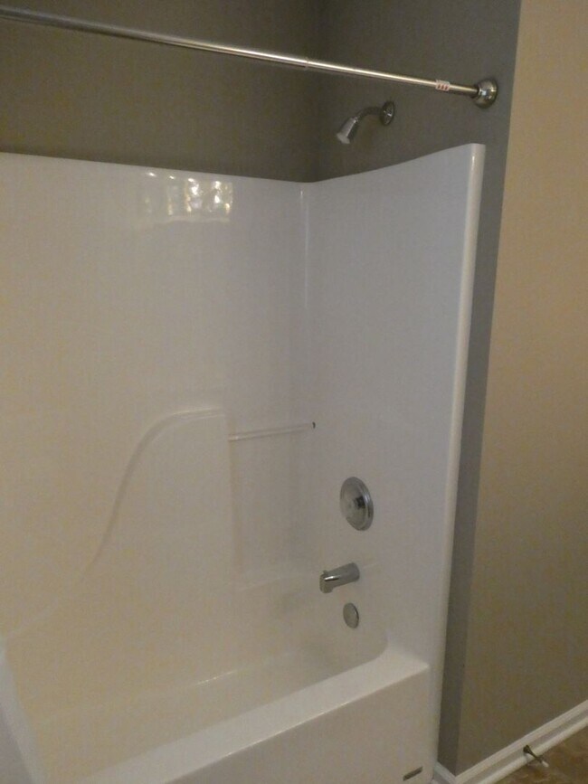 Building Photo - 3 Bedroom 2 Bath Home in Seven Oaks Neighborhood