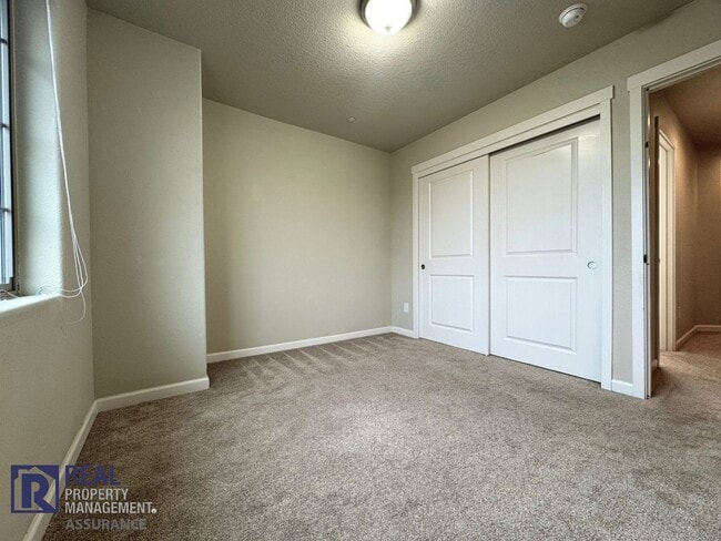 Building Photo - Spacious, well-designed Townhome in the River Terrace community!!