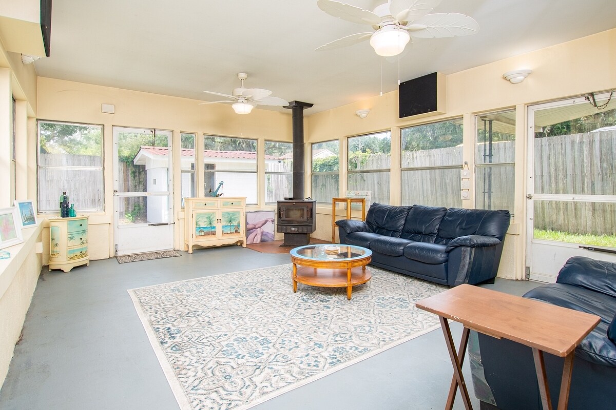 Building Photo - 2233 La Valle Dr