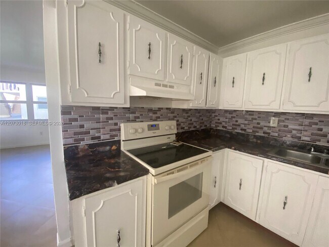 Building Photo - 3670 SW 60th Ave