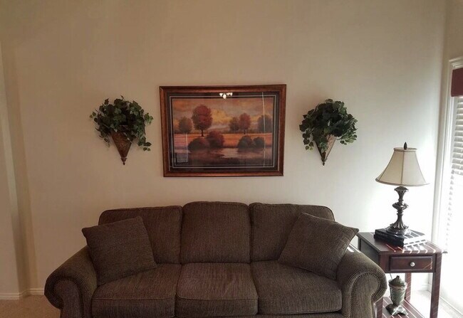 Building Photo - Furnished Quaint, Quiet Location, Centrally Located, 2 Bed 2.5 Bath
