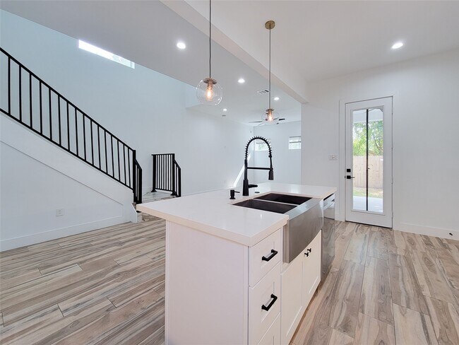 Building Photo - 5019 Creekmont Dr