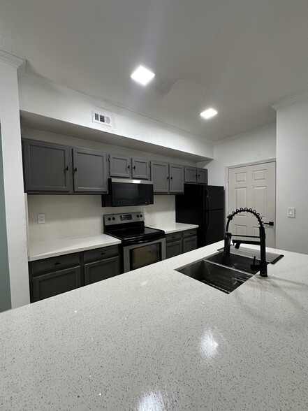 Renovated Kitchen - 5621 Pinnacle Heights Cir