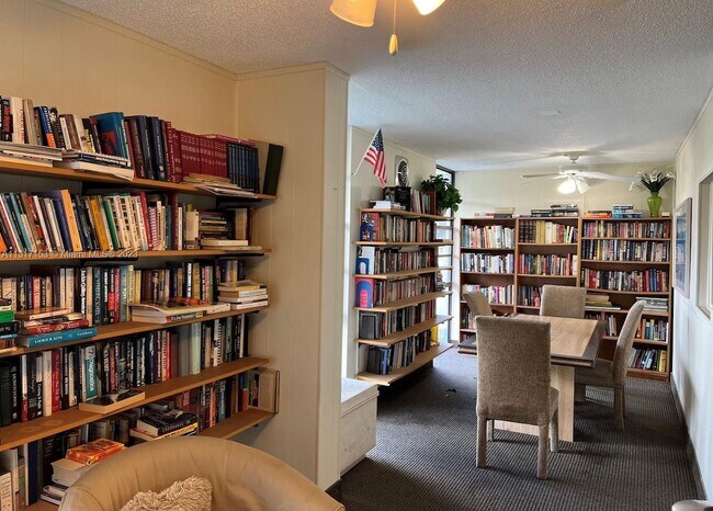 Building Photo - 2500 NE 135th St