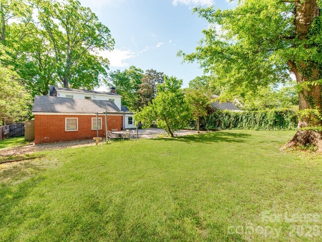 Building Photo - 1209 Oakwood Ave