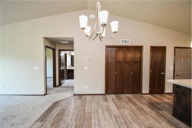 Building Photo - 2428 E Meadowside Pl