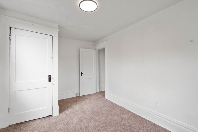 Building Photo - 129 Newburn Ave