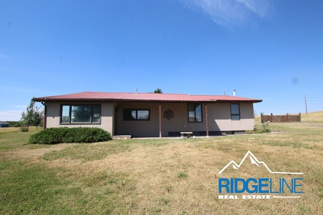 Building Photo - Country Living near Great Falls!