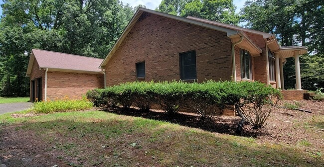 Building Photo - 3021 Puetts Chapel Rd