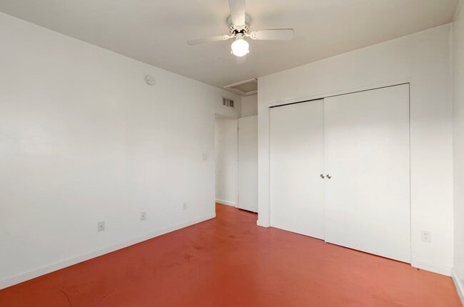 Building Photo - University Bungalow