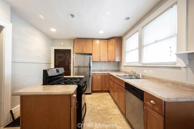 Building Photo - 4905 Broadway St