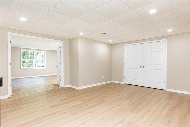 Building Photo - 9360 Nesbit Lakes Dr
