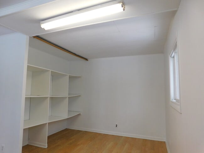 Building Photo - 33 Hawthorne Ln