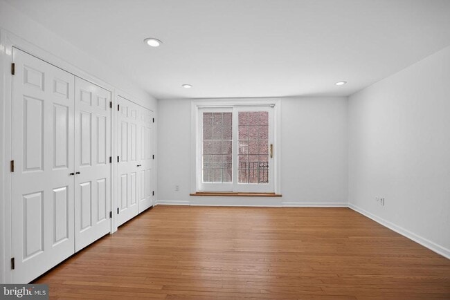 Building Photo - 275 S 3rd St