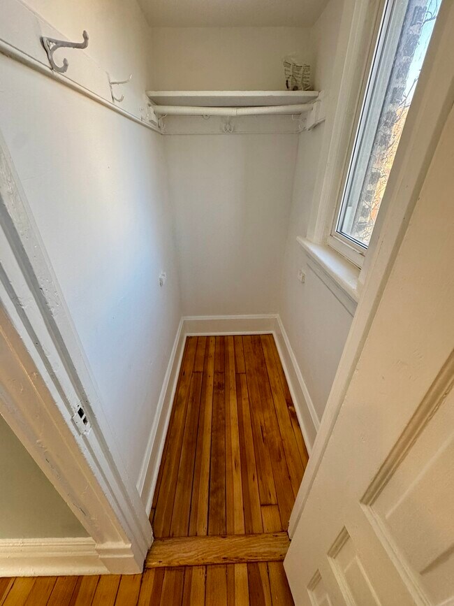 Building Photo - 1331 N Maplewood Ave