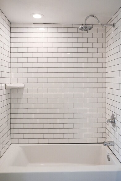 Building Photo - 548 Main St