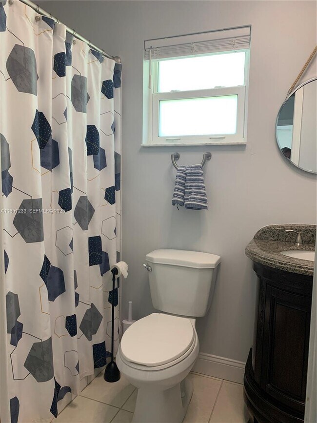 Building Photo - 112 Captains Ct