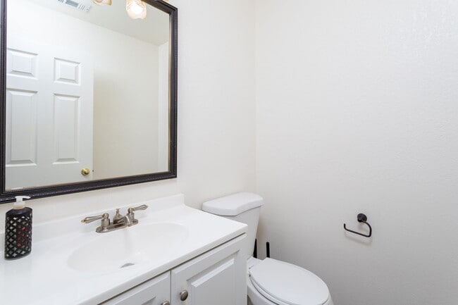 Building Photo - 4 Bedroom Home in West Redding