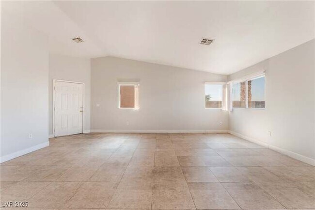 Building Photo - 2111 Hollow Oak Ave
