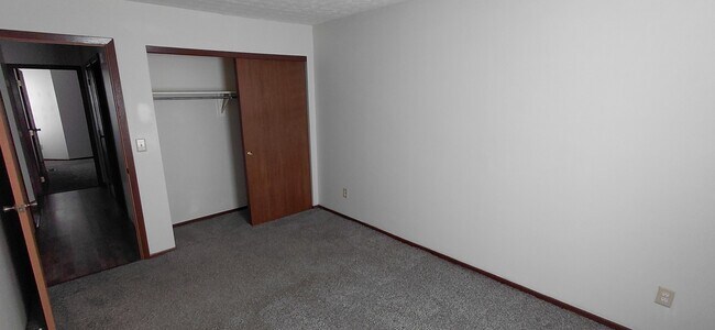 Building Photo - 2585-2587 Four Seasons Dr