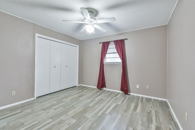 Building Photo - 23807 Red Oak Dr