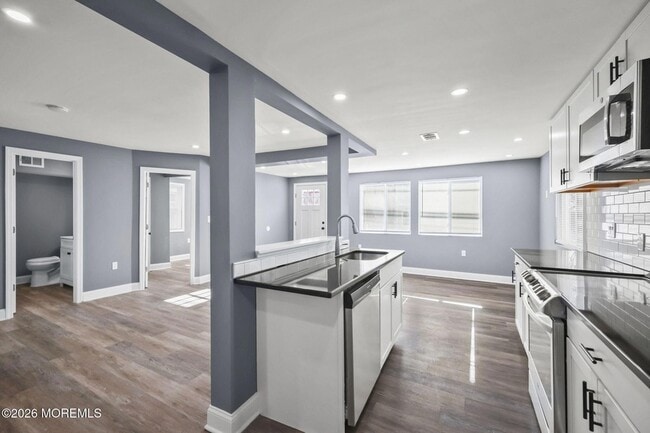 Building Photo - 143 Center Ave