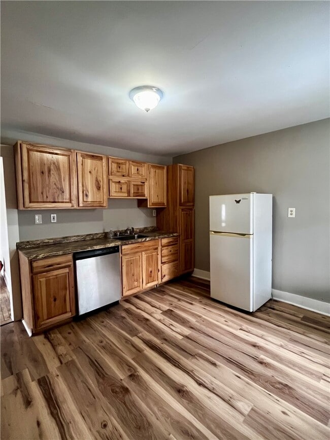 Building Photo - 114 E Main St