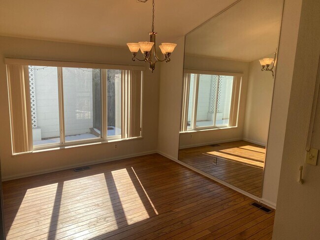 Building Photo - Fantastic 3 bedroom, 3 bath, 2 car garage patio home in Biscayne!