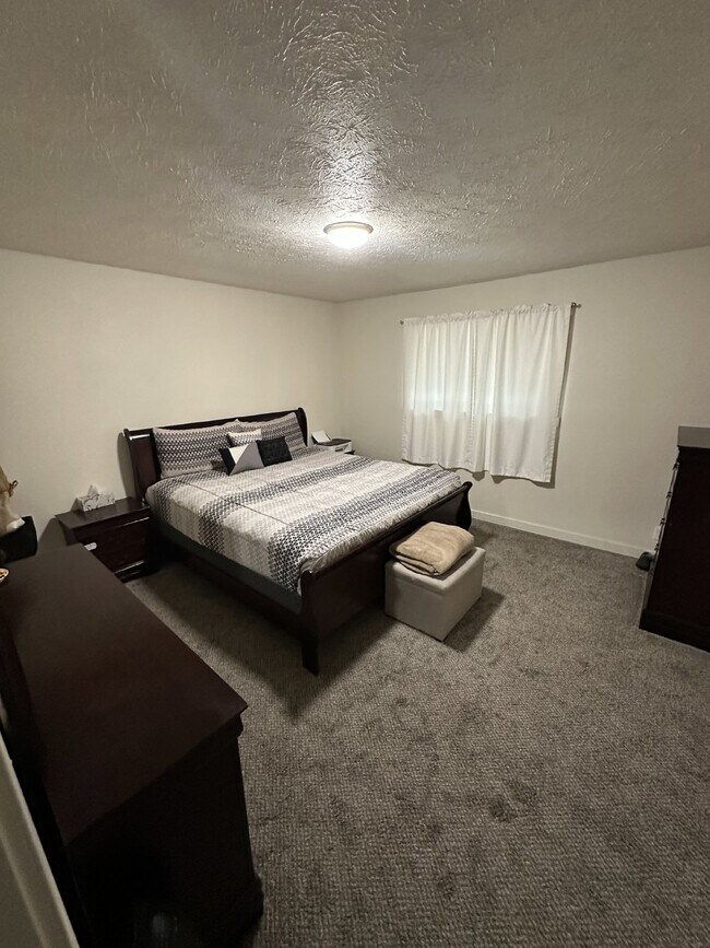 Building Photo - Desirable 2 bedroom 1 Bath Home in Ontario