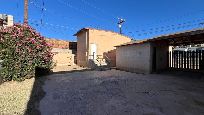 Building Photo - P008