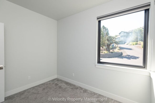 Building Photo - Stunning Home in Eagle Crest Resort Commun...