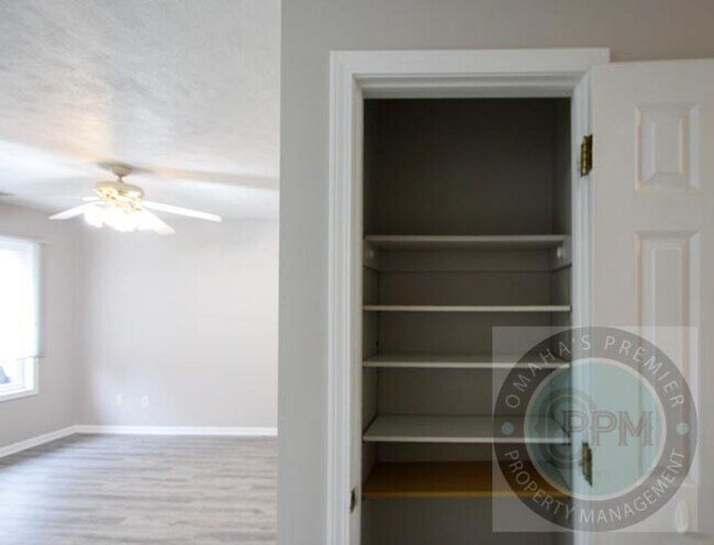 Building Photo - 2 Bed 1 Bath Home in Council Bluffs, IA