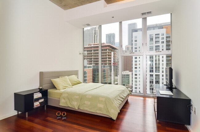 Building Photo - 550 N Saint Clair St