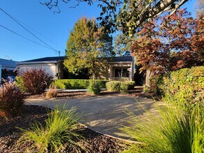 Building Photo - Updated Home in Palo Alto Available with Air Conditioning