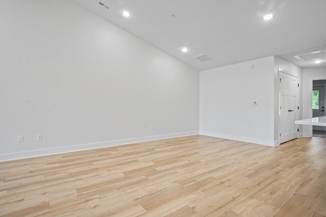 Building Photo - 117 Eiche Dr
