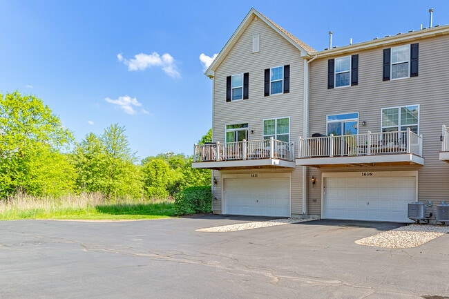 Building Photo - 1609 Deer Pointe Dr