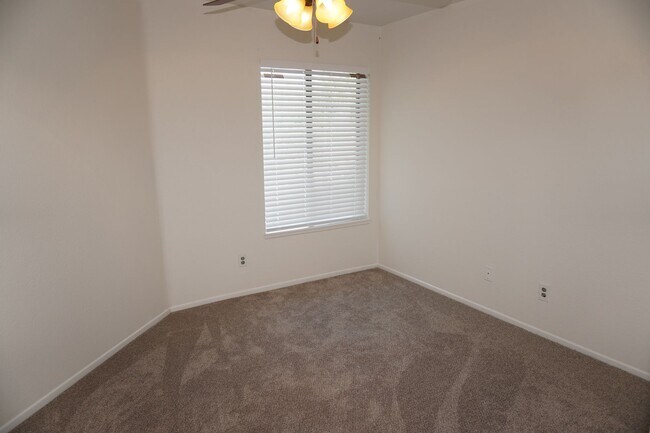 Building Photo - 10386 Meadow Creek Dr