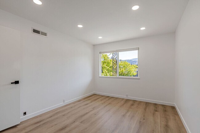 Building Photo - Stunning Updated Home in Almaden Valley