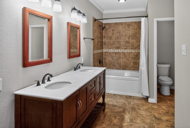 Building Photo - 562 Wilcrest Dr