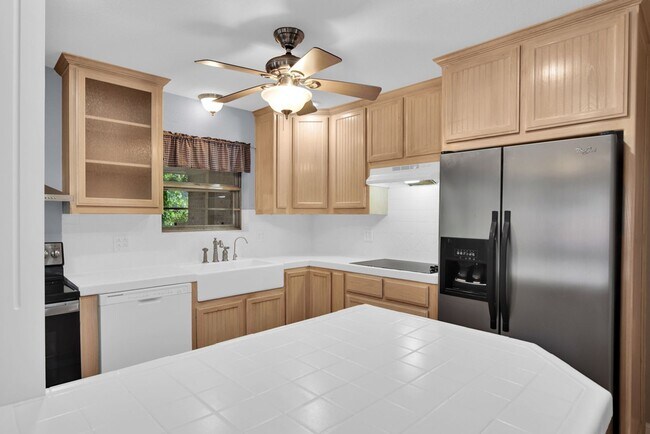 Building Photo - 3/2/2 in Quiet Sherman Neighborhood Near Fairview Park!