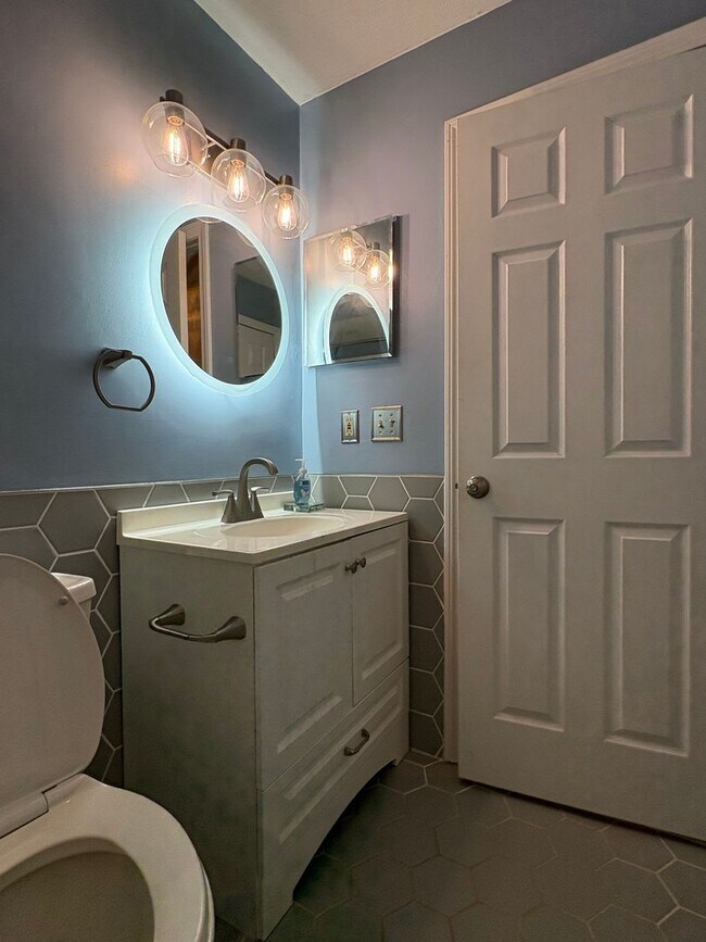 Building Photo - Charming 2-Bed, 2-Bath in Middletown, CT.