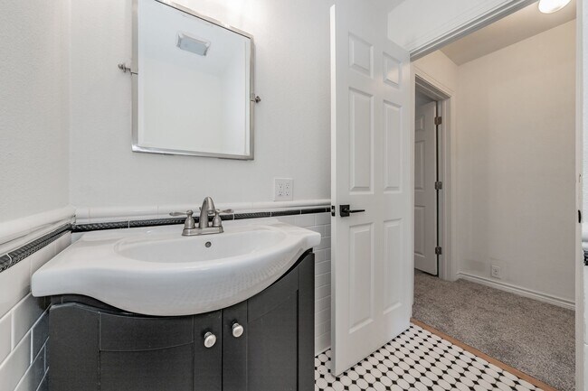Building Photo - CHARMING HOME Close to TCU Campus!
