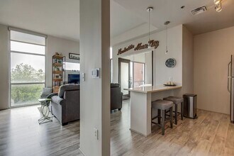 Building Photo - 1 Bed/1 Bath Condo at 5th and Main, Assigned Parking, Washer/Dryer/Covered Balcony