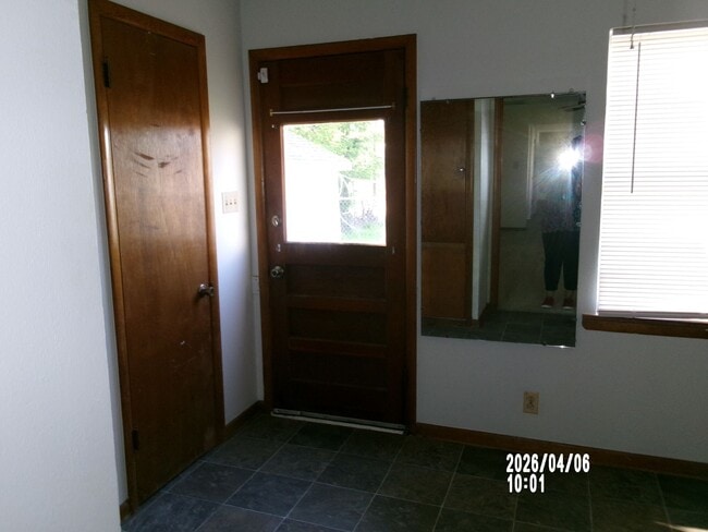Building Photo - 2112 SW A Ave