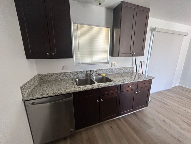 Building Photo - Hard to find 3 bedroom 2 bath apartment central Hanford