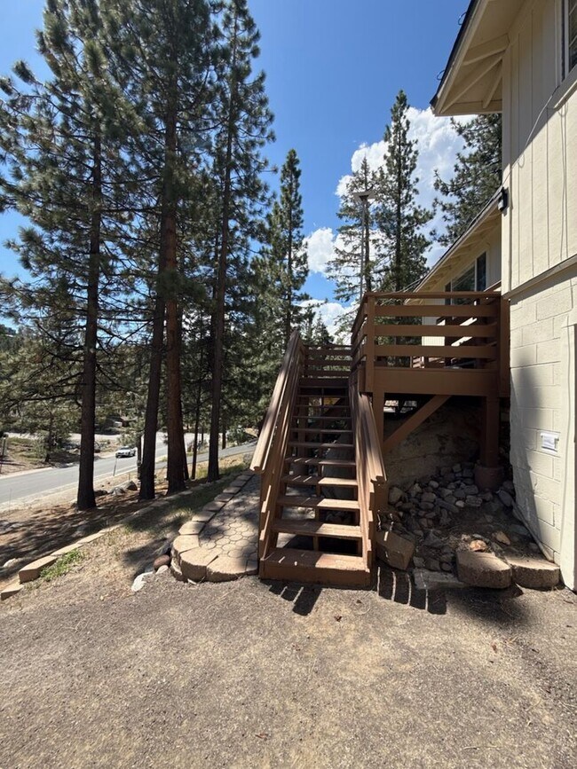 Building Photo - Large furnished mountaintop cabin with 2 car garage and hot tub