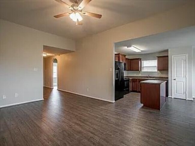 Building Photo - 976 Lake View Cir W