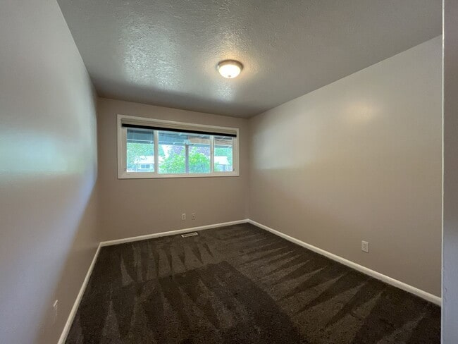 Building Photo - Charming Single-Level 3 Bedroom Home with Spacious Fenced Backyard, Landscaping Included & Great ...