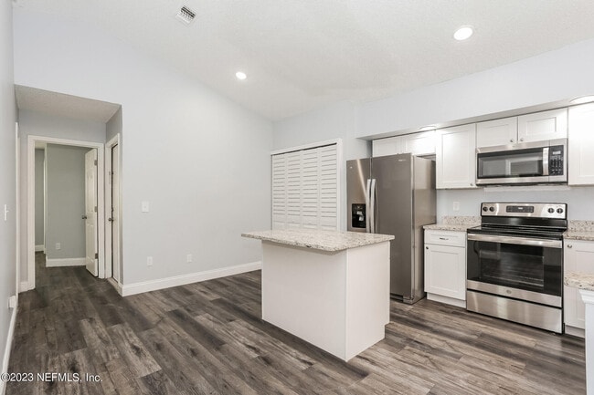 Building Photo - 2520 Townsquare Dr